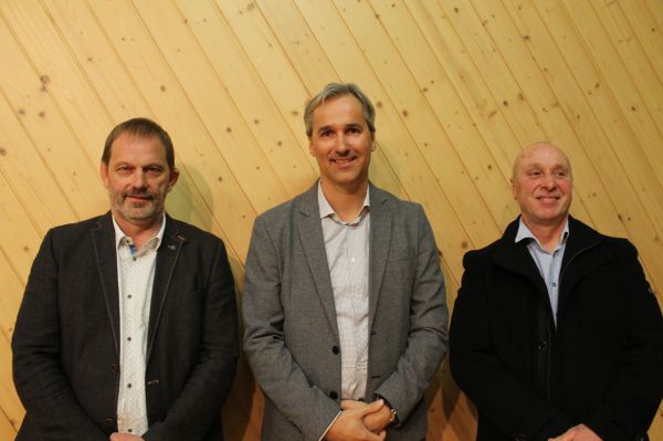 Die Podiumsteilnehmer (von links): Beat Zaugg (Geschäftsführer EWH), Thomas Lädrach (Inhaber OLWO-Sägewerke) und Fritz Fankhause (Waldbesitzer).